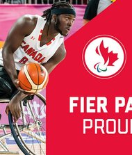 Athlète canadien en fauteuil roulant tenant un ballon de basketball pendant un match, accompagné des logos du Comité paralympique canadien et de MACH, avec la mention « Fier partenaire ».